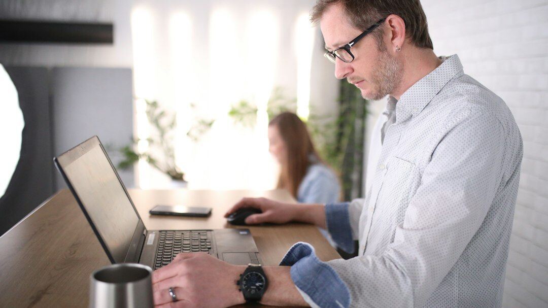 private investigator in office